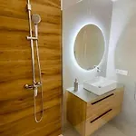 Golden Ocean View & Pool Apartament