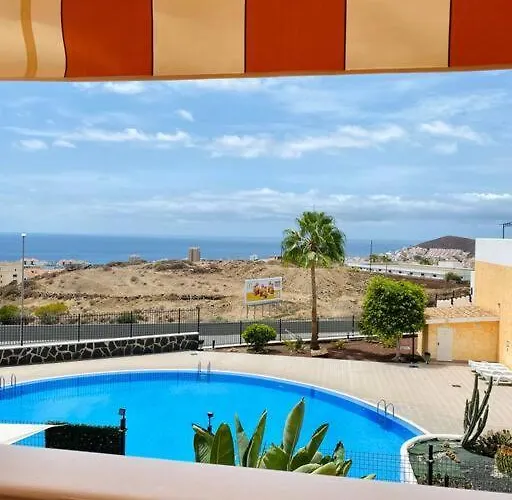 Golden Ocean View & Pool דירה *